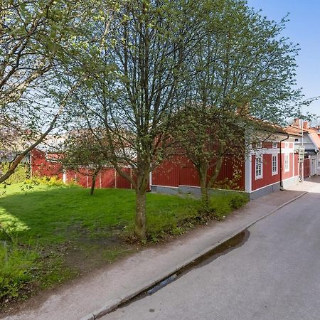 Gardshuset Mitt I Centrala Gaevle Esterno foto