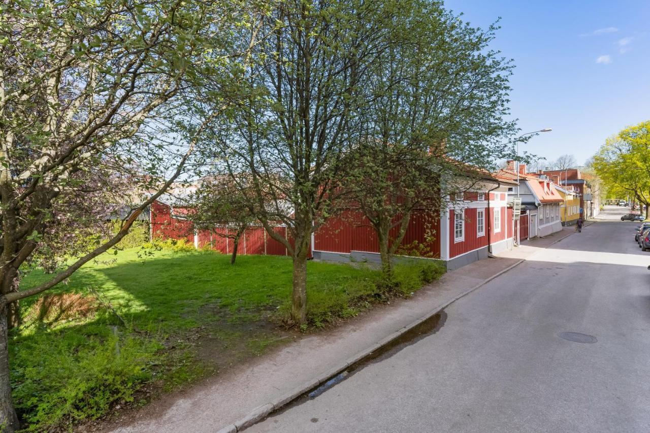 Gardshuset Mitt I Centrala Gaevle Esterno foto